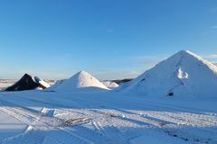 Kolme suurta lumista hiekkakasaa Kreaten kiertotalousalueella Vantaalla.