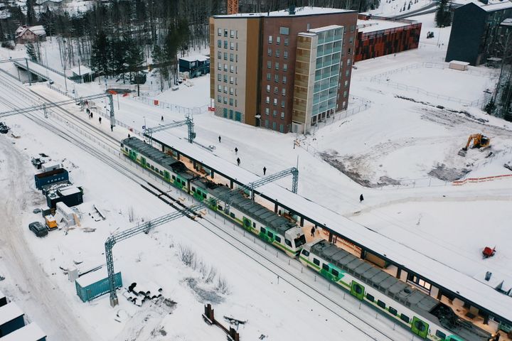 Kreate urakoi 58 miljoonalla eurolla Helsinki–Riihimäki-ratahankkeella yhteensä kuutta urakkaa, joista kolme on vielä käynnissä. Kolmessa aikataulun mukaisesti joulukuussa 2024 valmistuneessa urakassa Kreate rakensi Ainolan asemalle uuden itäisen laiturin hissikuiluineen, alikulkukäytävän sillan ja neljä kilometriä uutta itäistä raidetta sekä sähköisti noin 3,5 kilometriä rataa ja teki yli 7 kilometriä ajojohdintöitä.