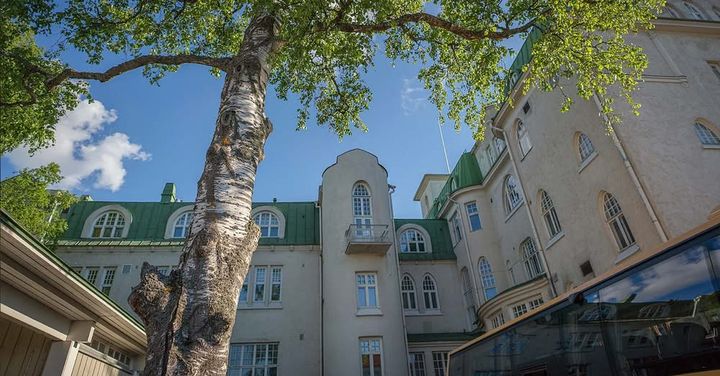 Lahden kirjailijakokouksen yleisölle maksuttomat keskustelut järjestetään Lahden keskustassa Opiston Kunkun (ent Kansanopisto) tiloissa.