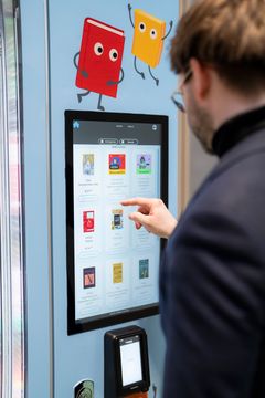 Ostaja pääsee lukemaan kirjoista esittelyt.