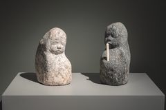 Anne Koskinen: ”Arsenia (Findling)”, 2019, luonnonkivi, 31 5 16 5 22 cm ja ”Guardian XVI”, 2019, luonnonkivi, kynttilä, 35 5 17 5 24 cm. Molemmat taiteilijan omistuksessa