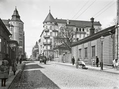 Gustaf Estlanderin Bulevardi 11 muodosti vastaparin Grahn-Hedman-Wasastjernan toimiston Sanmarkin talon (1902) kanssa. Estlanderin tornin ullakkoikkunat muistuttavat Olavinlinnan tornihuippuja, mutta suurin osa rakennuksen detaljeista on linnoitusarkkitehtuurille vieraita.