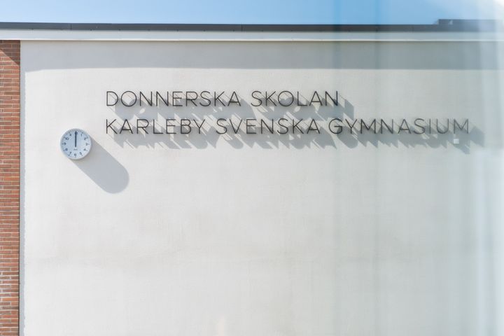 Donnerska skolan & Karleby svenska gymnasium ulkoseinän nimikyltti