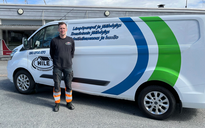 Talotekniikka Hileen yrittäjä ja toimitusjohtaja Toni Kankaanpää yrityksensä pakettiauton edustalla
