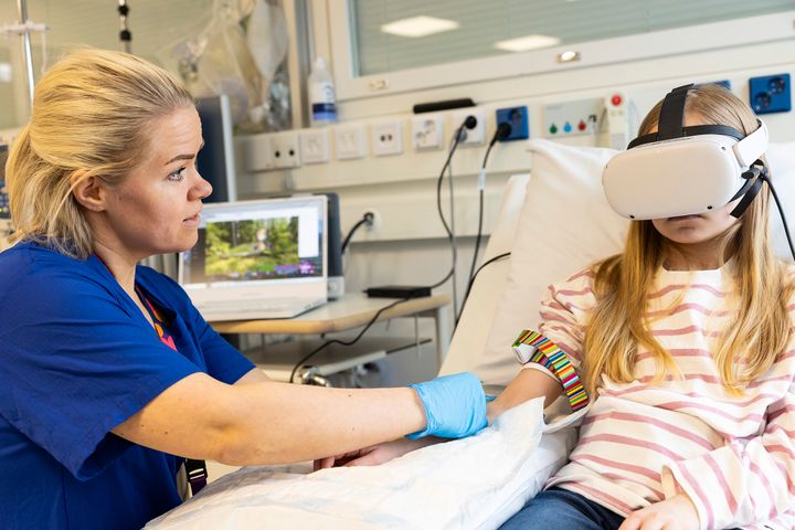 Hoitoahdistukseen kehitetty VirNe-sovellus tarjoaa potilaalle rentouttavan luontokokemuksen ja ohjatun syvähengitysharjoituksen. Sovellusta käytetään VR-laseilla.