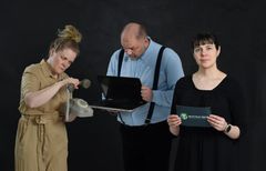 Näyttelijä Laura Hänninen (vas.), näyttelijä Jouko Enkelnotko sekä tutkija Laura Eilola.