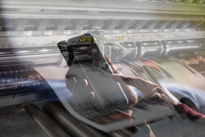 Painokone ja kännykkä.