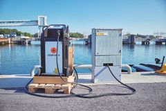 Kapellskärissä venettä ladattiin Kempower Movable Chargerilla, 40 kW tehoa tarjoavalla, liikuteltavalla laturilla, joka kytkettiin sataman sähköverkkoon kolmivaihepistorasiaan.