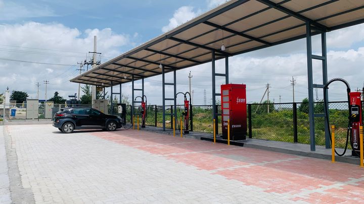 Kempower and Zeon start the collaboration with a target to establish a network of over 20 charging hubs in India over the upcoming years, with one charging site in Sira, Karnataka already installed.