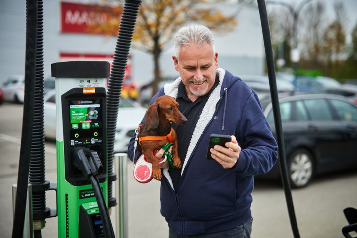 ZapMap on Iso-Britanniassa toimiva palvelu, joka auttaa sähköautoilijoita löytämään latauspisteitä, suunnittelemaan matkoja ja maksamaan latauksesta.