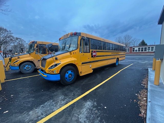 The Eastern Townships School Board (ETSB) in Quebec, Canada is one of the firsts charging sites for school bus fleets that Kempower has commissioned in North America.