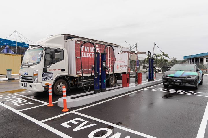 The advanced charging hub, strategically located along the North-South Expressway, offers a total charging capacity of 400kW across 8 charging points and features Kempower’s dynamic technology for optimal efficiency and scalability.