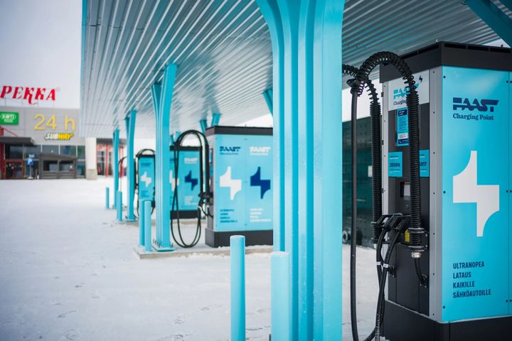 The EV charging station chain brings a new offering to EV drivers on the Finnish roads, with illuminated and roof covered charging areas, using Kempower Station Chargers.