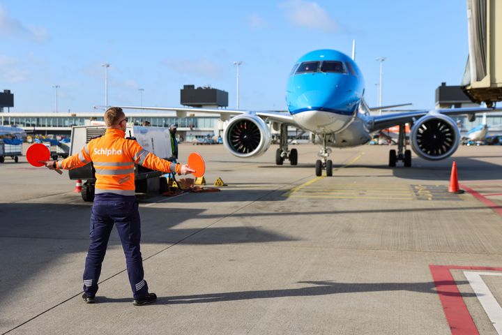 Kempower delivered three new charging sites at Amsterdam Airport Schiphol to power its expanded fleet of electric apron buses and ground service equipment, supporting the airport’s electrification strategy.