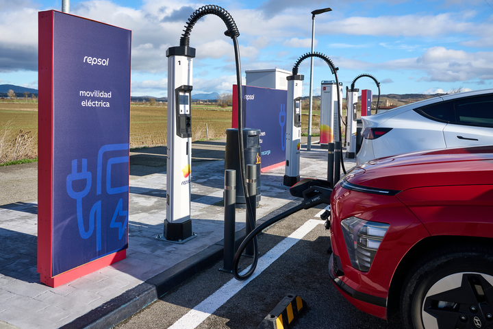 Kempower toimittaa Repsol-huoltoasemille sähköautojen pikalatureita julkisille latausasemille eri puolille Espanjaa