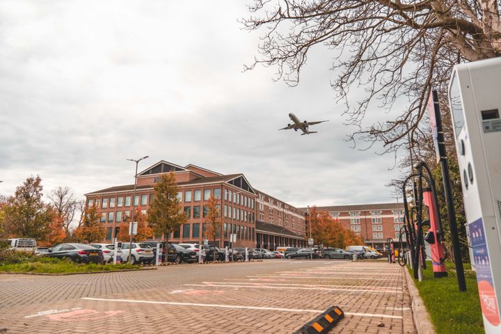 Kempower ja Roam tuovat uudet sähköautojen pikalatauspisteet Hilton London Heathrow Terminal 5 -hotellille.