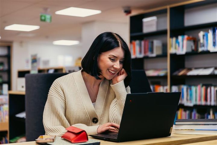 Självbokning är en central del av ett modernt social- och hälsovårdssystem och av klientupplevelsen. När klienten själv kan välja en tid som passar minskar också antalet avbokningar.