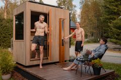 Tyyliltään Kirami FinVision® -sauna Tile on tuotu lähemmäs eurooppalaista designia, sillä sen materiaalina on käytetty laattoja niin sisä- kuin ulkopuolella.