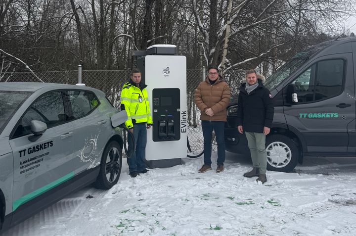 Rainer Koivunen Sähköansiolta, Niko Kuisma Schneider Electriciltä ja Teemu Piipponen TT Gasketsilta kokoontuneena EVlink Pro DC 180 kW:n pikalaturin luo.