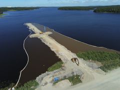 Remontin aikana uusittiin vedessä oleva lähestymisvalolinja. Remontin ajaksi alue eristettiin verkolla, jottei maa-aines siirry muualle vesistöön.