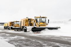 Talvikunnossapitoa Helsinki-Vantaan lentoasemalla.