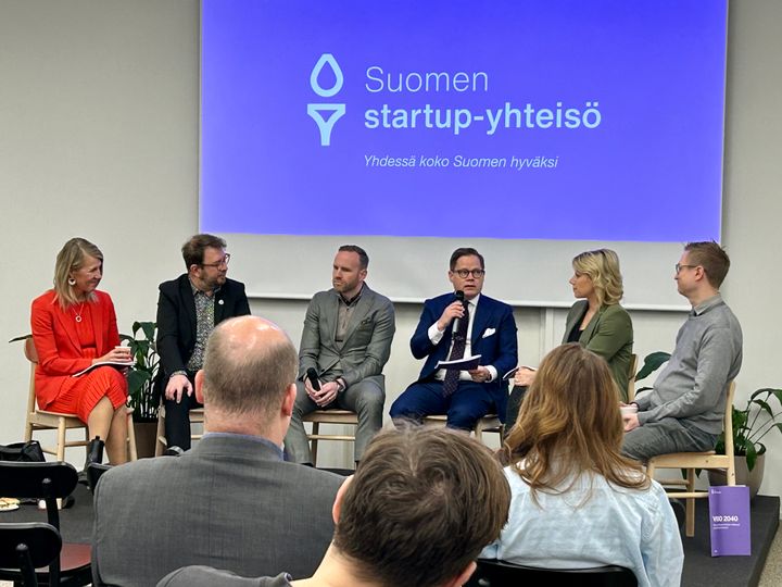 Kansanedustajat Sari Multala (kok), Timo Harakka (sd), Mika Poutala (kd), Markus Lohi (kesk), Saara-Sofia Sirén (kok) ja Oras Tynkkynen (vihr) Suomen startup-yhteisön paneelikeskustelussa 13. lokakuuta.