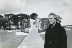 Carl-Henning Pedersen framför det nybyggda Carl-Henning Pedersen & Else Alfelts Museum 1976. / Carl-Henning Pedersen in front of the newly built Carl-Henning Pedersen & Else Alfelts Museum 1976.