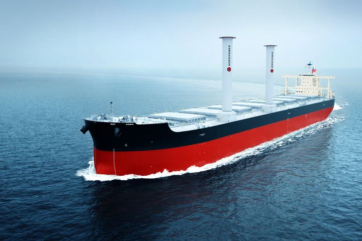 Havainnekuva merellä seilaavasta punaisesta Camellia Dream -aluksesta, jonka kannella on kaksi sylinterimäistä roottoripurjetta