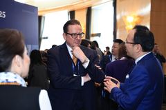 Norsepowerin toimitusjohtaja Heikki Pöntynen keskustelee kiinalaisten kanssa tehtaan avajaisissa