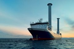 Merellä seilaavan SC Connector -aluksen kannella kaksi isoa sylinterimäistä roottoripurjetta