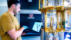 QuantrolOxin työntekijä testaa ohjelmistoa kvanttitietokoneella laboratoriossa.