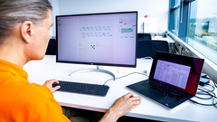 Työntekijä tietokoneen ääressä käyttämässä ohjelmistoa