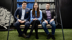 Sartar sai heinäkuussa kolmannen harvinaislääkestatuksensa. Se oli tärkeä saavutus: lääketeollisuuden liikevaihdosta noin 40 prosenttia syntyy Yhdysvalloissa, ja yhtiöllä on maassa nyt harvinaislääkestatus kaikkien pehmytkudossarkoomien hoitoon. Kuvassa Sartarin toimitusjohtaja Mikael Maksimow (vas.), kehitysjohtaja Maria Lahtinen ja tutkimusjohtaja Harri Sihto.