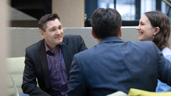 Sartarin operatiivisella tiimillä on erittäin laaja kokemus lääkekehityksen eri vaiheista ja osa-alueista: laboratoriotason aihiotutkimuksista, prekliinisestä ja kliinisestä kehitystyöstä sekä myyntilupien hakemisesta. Yhtiön lääkeaihio myös pohjautuu sen perustajien omiin tutkimuksiin. Kuvassa yksi perustaja, tutkimusjohtaja Harri Sihto (vasemmalla), toimitusjohtaja Mikael Maksimow ja kehitysjohtaja Maria Lahtinen.