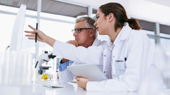 Uusiolääke tarkoittaa jo tunnetun lääkeaineen käyttöä uuden sairauden hoitoon tai uudessa muodossa. Uusiolääkkeen kehityksessä on pienemmät riskit, ja noin 33 % uusiolääkkeistä eteneekin kliinisistä tutkimuksista myyntilupaan. Jos syöpälääke kehitetään alusta asti uudesta lääkemolekyylistä, vastaava todennäköisyys on vain 5 %.