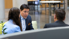 Toimitusjohtaja Mikael Maksimow (keskellä) muistuttaa, että harvinaissairauksissa myös kilpailu on vähäisempää. ”Jos tekisimme lääkettä keuhkosyöpään, markkina olisi ihan eri tavalla saturoitunut. Tässä markkinassa on pienille yrityksille tilaa olla merkittävä tekijä”, hän sanoo. Kuvassa myös kehitysjohtaja Maria Lahtinen (vas.) ja tutkimusjohtaja Harri Sihto.