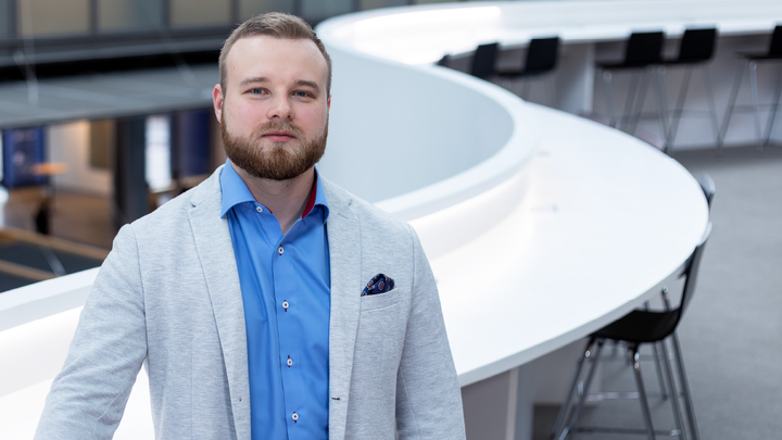 Medicubexin toimitusjohtaja Vili Kostamo on itsekin lääkäri. Terveyskeskuksessa ja sairaalan päivystyksessä työskennellessään hän on nähnyt läheltä, miten hoitamattomat sairaudet etenevät ja vievät lopulta päivystykseen, jolloin voi olla jo liian myöhäistä.