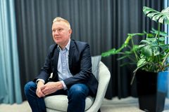 Basemarkin toimitusjohtaja Tero Sarkkinen ajattelee, että yhtiöllä on velvollisuus kantaa kortensa kekoon Euroopan unionin puolustuksen lujittamiseksi. "Springvestin rahoituskierroksella saadut varat mahdollistavat meille tehokkaan skaalautumisen puolustusteollisuuteen", hän sanoo.