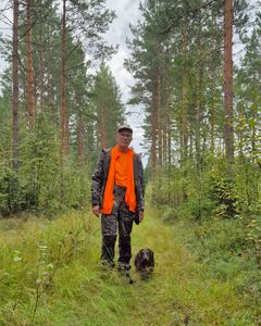 Ari Alinen ja Eddyhummer mäyräkoirien ajokokeessa 30.8.2024. 10-vuotias ajokäyttövalio oli kokenut metsällä, ja se oli myös Arin apuna SRVA-toiminnassa.