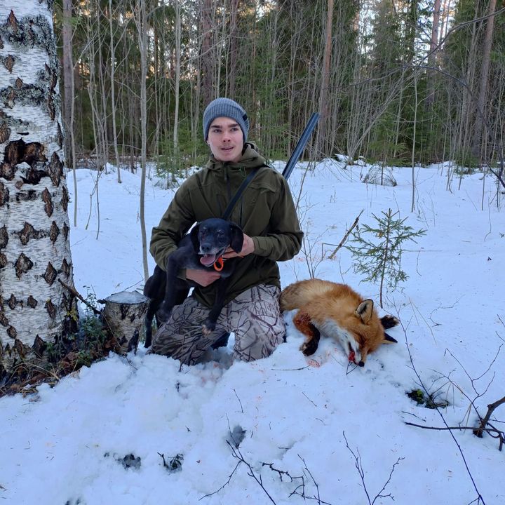 Nala-koira ja Joona Ratilainen kettumetsällä.