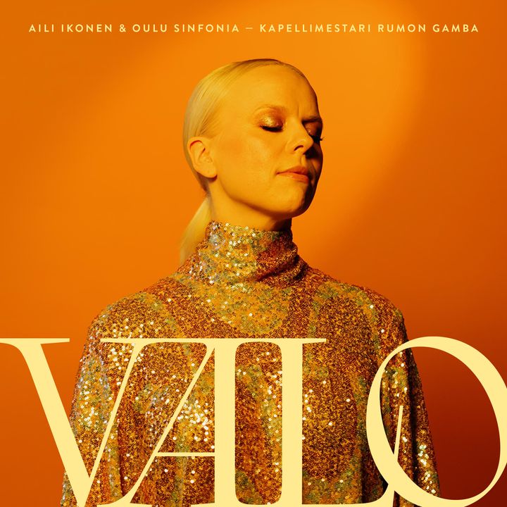 Aili Ikosen ja Oulu Sinfonian Valo-albumi on omistettu edesmenneelle viulisti-säveltäjä Jaakko Kuusistolle. Levyn kannen kuva: Tero Ahonen.