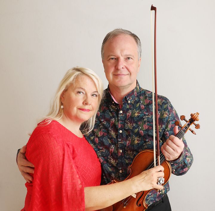 Anu Komsi ja Sakari Oramo kunnioittavat 100 vuotta täyttävää säveltäjää György Kurtágia järjestämällä hänen tuotantoonsa perustuvan konsertin Musiikkitalon Paavo-salissa 19. helmikuuta. Vastaavia Kurtág100-juhlakonsertteja järjestetään keväällä 2026 ympäri maailman. Kuva: Maarit Kytöharju