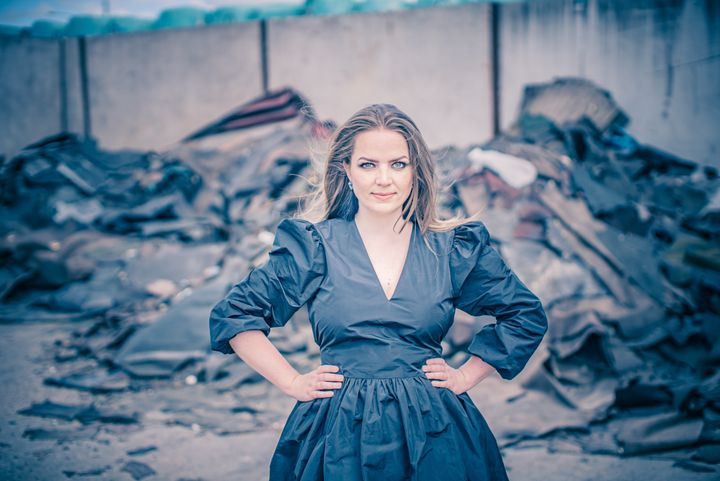 Säveltäjä Cecilia Damströmin teoksia esitetään jatkuvasti Suomessa ja maailmalla. Hänen pohjoissaamenkielinen kokoillan oopperansa Ovllá on parhaillaan Oulun teatterin ohjelmistossa. Kuva: Ville Juurikkala