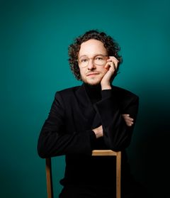 Pianisti Martin Helmchen liittyy Musiikkitalon konsertissa kapellimestari Tarmo Peltokosken rinnalle ranskalaisen romantiikan ajan säveltäjän Camille Saint-Saënsin Eläinten karnevaali -teoksessa, joka kuullaan kahdelle pianolle ja orkesterille sovitettuna versiona. Kuva: Peter Rigaud