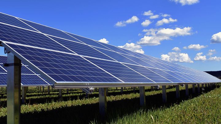 Huittisten aurinkovoimalan suunniteltu vuosituotantotavoite vastaa jopa 95000 kotitalouden vuosittaista sähkönkulutusta. Voimala olisi valmistuessaan yksi Suomen suurimmista aurinkopuistoista. Kuva: iStock
