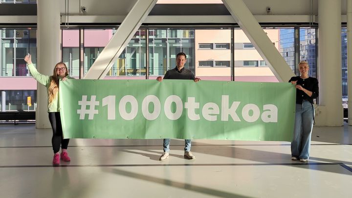 #1000tekoa tuo ruoka-apua, neuvontaa ja yhteisöllisyyttä Helsinkiin, kauppakeskus Rediin 30.11.2024. Kuvassa vasemmalta Commun perustaja Karoliina Kauhanen, kauppakeskusjohtaja Mika Mustasilta ja concept manager Essi Paltamaa.