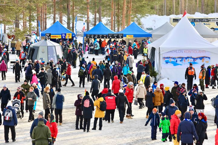 Ampumahiihdon maailmancupin tapahtumatori sijaitsee aivan stadionin ja latujen vieressä.