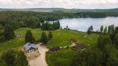 Herajärven rantaan sijoittuvasta Kiviniemestä löytyy muun muassa aitta- ja riihimajoitusta sekä teltta- ja caravanpaikkoja aamiaismahdollisuudella, varaussauna sekä tilausravintola ryhmille.