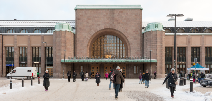 Ihmiset Helsingin päärautatieasemalla