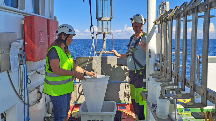 Maiju Lehtiniemi and Meelis Mõik taking samples onboard R/V Aranda in August 2024. ©Finnish Environment Institute. The publication is allowed in news related to the Finnish Environment Institute and the monitoring of the Baltic Sea.